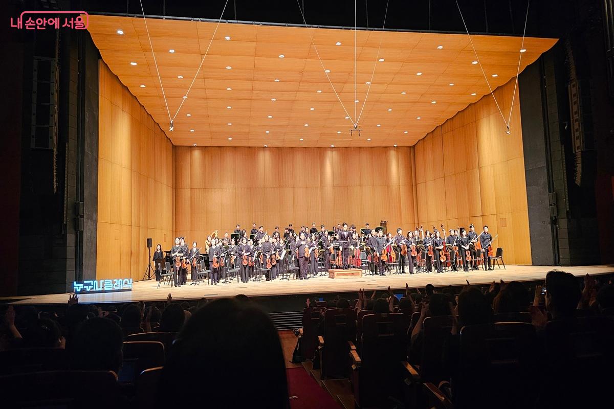 무대로 나와 조율을 하고 있는 연주자들 &copy;권연주