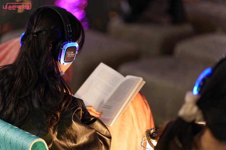 서울야외도서관만의 특별한 배경음을 개발해 자연의 소리와 함께 몰입 독서를 즐길 수 있도록 했다.