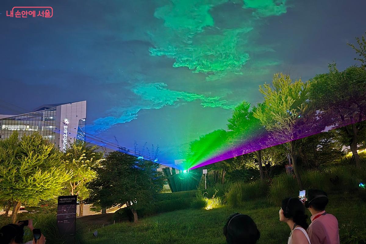 레이저 불빛이 안개처럼 뒤덮였다. ©김윤경