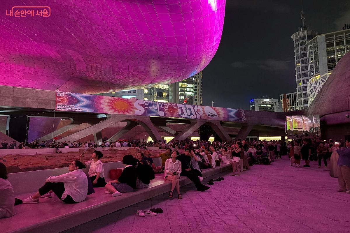 프랑스 대표 개념 미술가 로랑 그라소의 작품 &lsquo;Solar Wind&rsquo; &copy;김진호