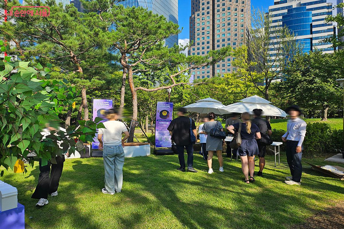 서울달 한 살 생일 축하 메시지를 적고 있는 시민들 ©이정민