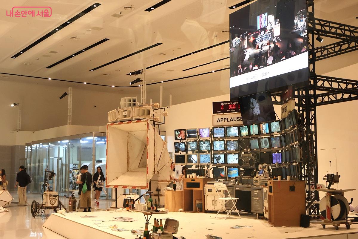 2007년 실제 크기의 아폴로 달 착륙선(LEM)을 브리콜라주 방식으로 구현한 작품 등이 전시됐다. ©이봉덕 