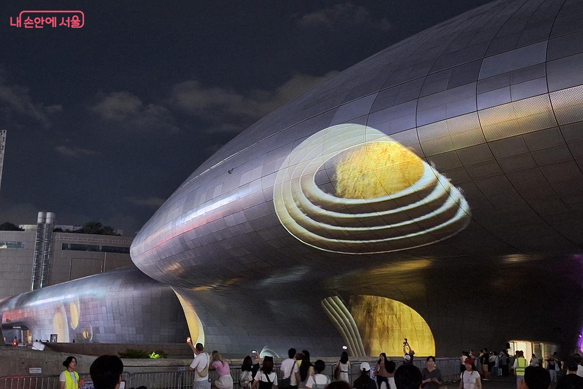 거대한 빛의 흐름과 유기적 움직임으로 가상과 현실의 경계를 허문다. ©백승훈