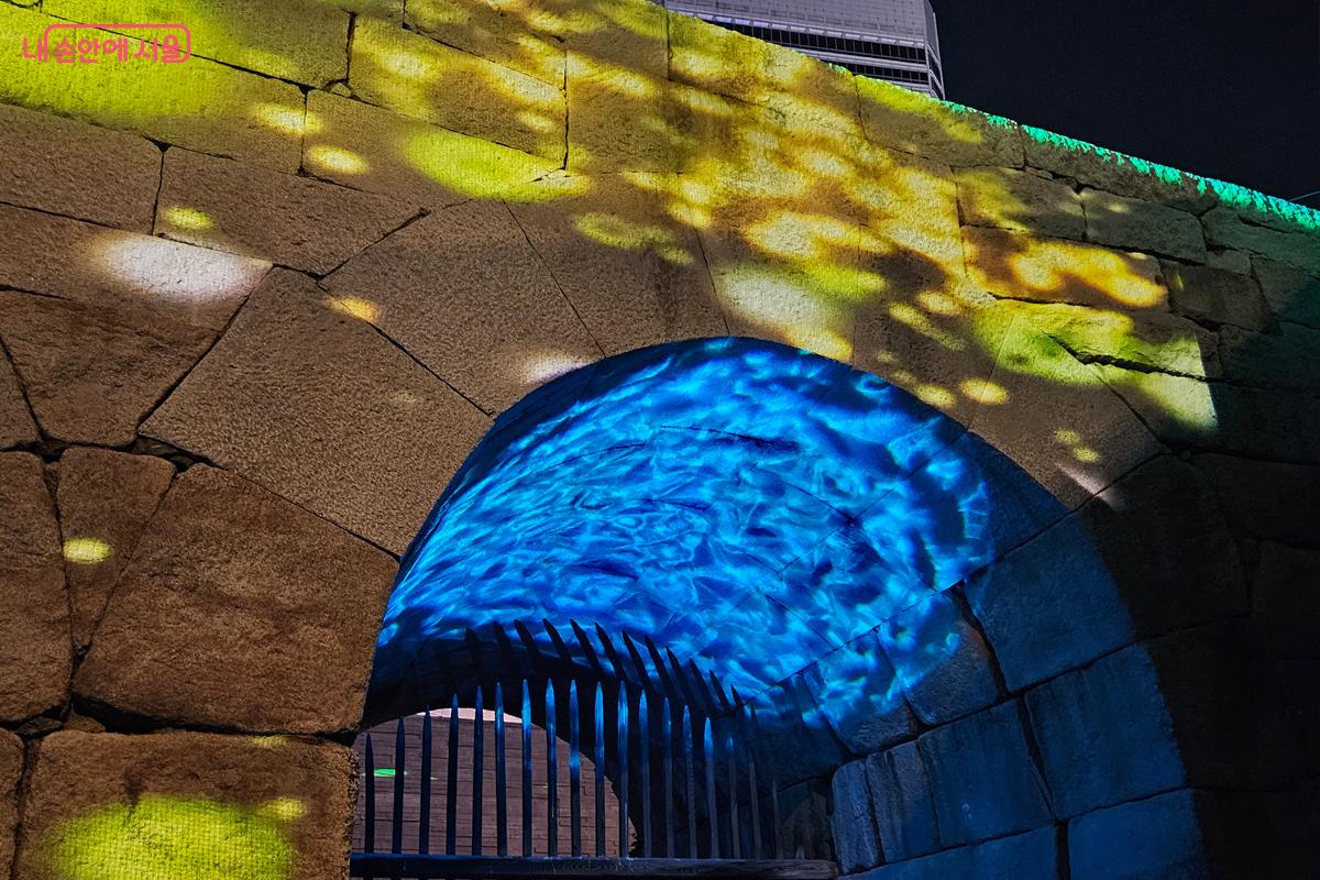 도성 성곽 위로 물결처럼 흐르는 빛 'Fluid Memory' &copy;김현진