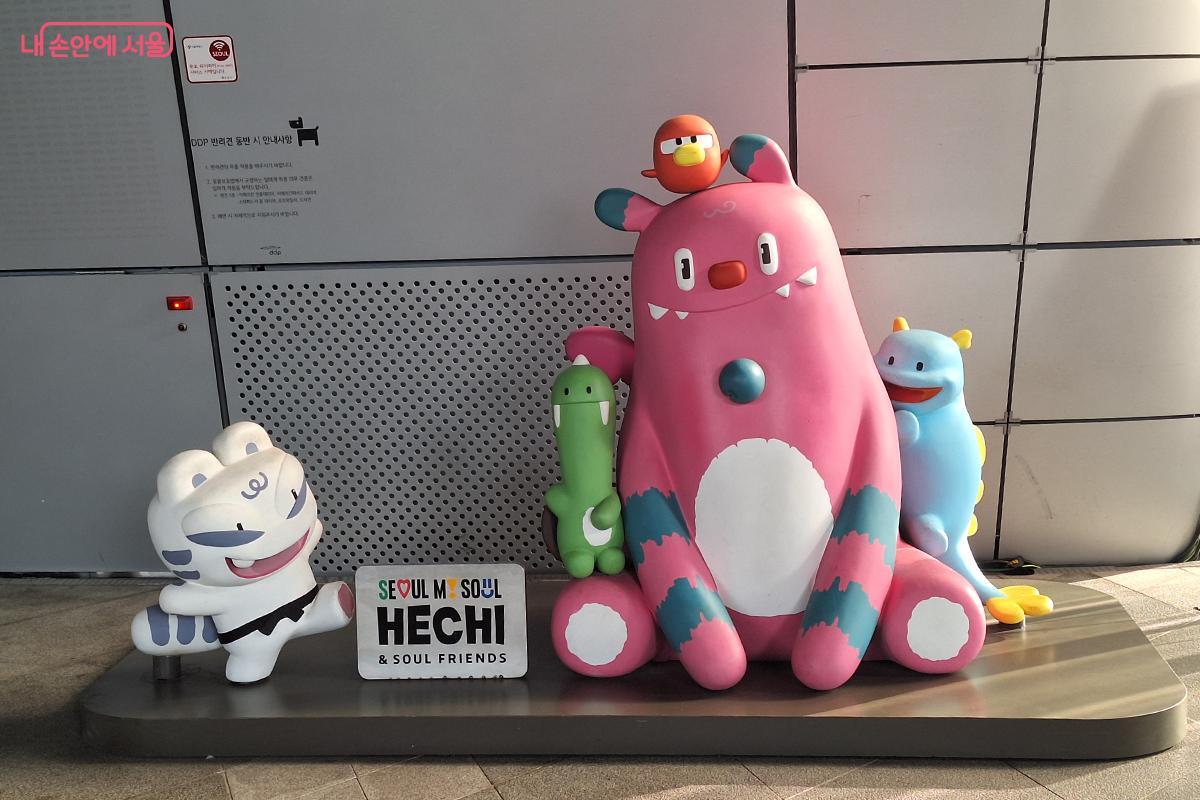 동대문디자인플라자(DDP) 입구에서 해치와 친구들이 국내외 방문객들을 반갑게 맞이한다. ©정향선 