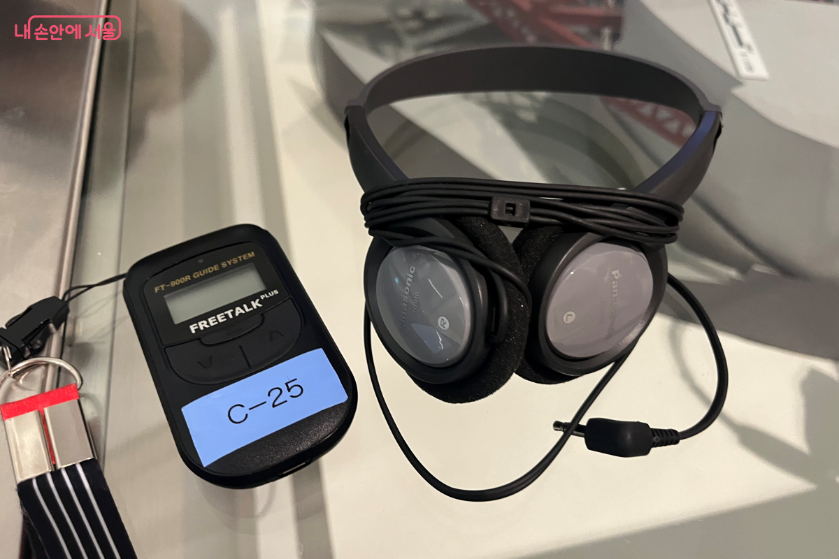 외부 인파 속에서 원할한 투어를 위해 지급된 헤드셋 ©김연희 