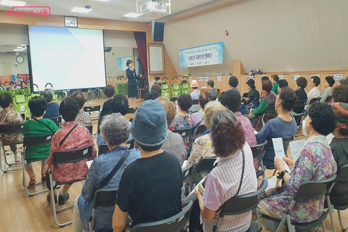 어르신 교통사고 예방을 위해 복지관, 경로당으로 찾아가는 교통안전 캠페인 현장 ©엄윤주