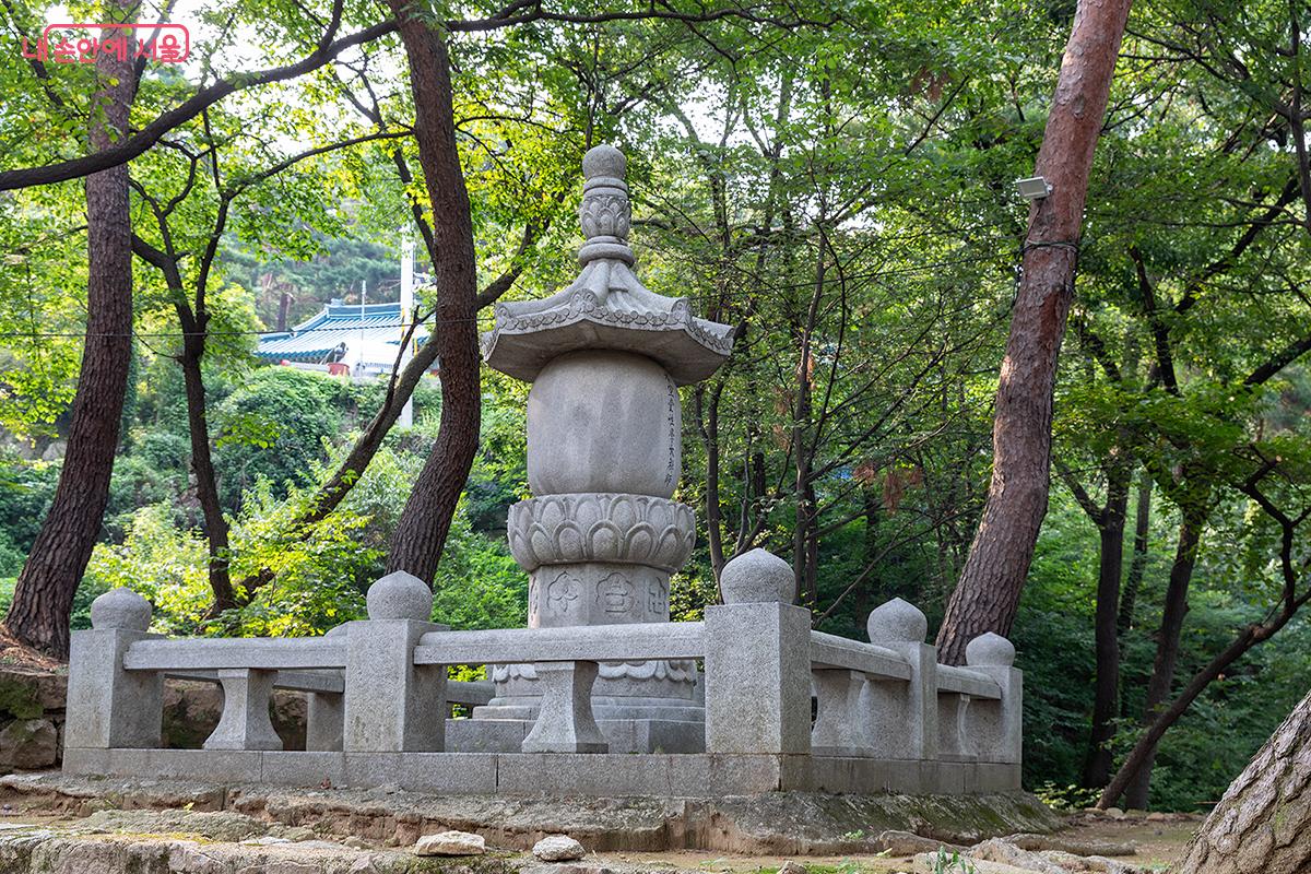 삼성암을 향한 길목, 고요한 숲속에 자리한 전통 석조물 ©문청야