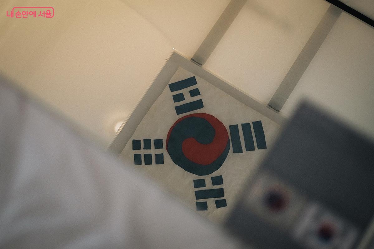 침대 위에 놓인 거울을 통해 천장에 숨긴 태극기를 볼 수 있다. 김 주사는 앨버트와 함께 일했다는 이유로 일본 경찰서에 끌려가 고문을 받았다. 그의 집은 철저히 수색당했지만, 천장에 숨겨두었던 '태극기'는 끝까지 지켜졌다. ©김아름