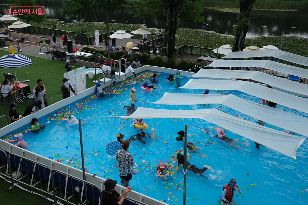 풀장 위로 뜨거운 햇볕을 가리기 위한 그늘막이 설치되어 있다. ©박우영