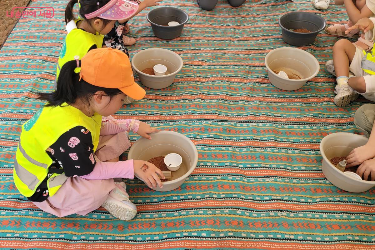 흙에 씨앗을 넣어 동그랗게 만드는 시드볼 만들기는 흙과 친해질 수 있는 시간이다. ©김민지