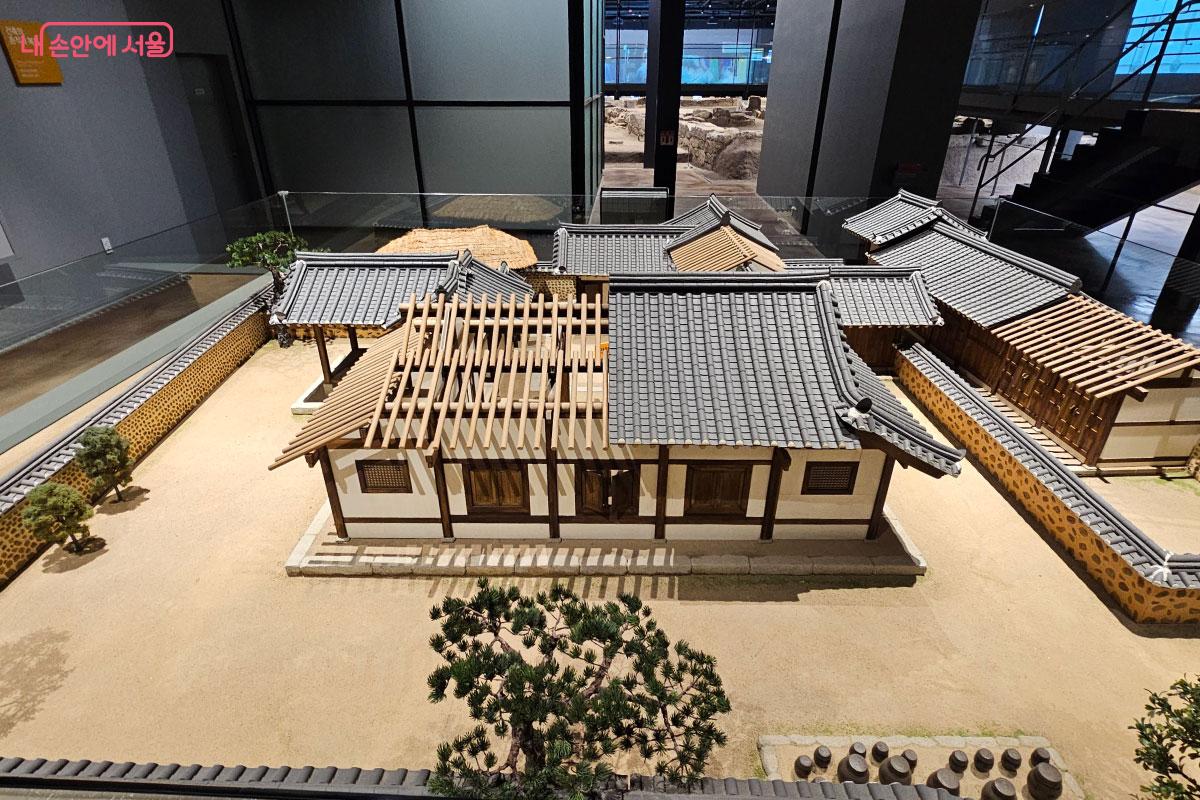 그 당시 집을 모형으로 만들어 두었다. &copy;홍혜수