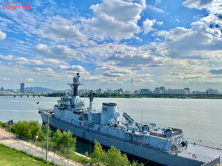 물놀이 전‧후로 한강 위에 떠 있는 서울함, 참수리 고속정, 돌고래급 잠수함 등을 관람할 수 있다.
