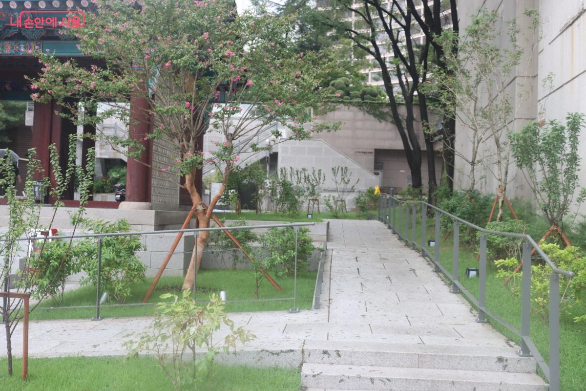 보행약자도 환구단 정문에 쉽게 접근할 수 있도록 환경을 정비했다. &copy;조수연