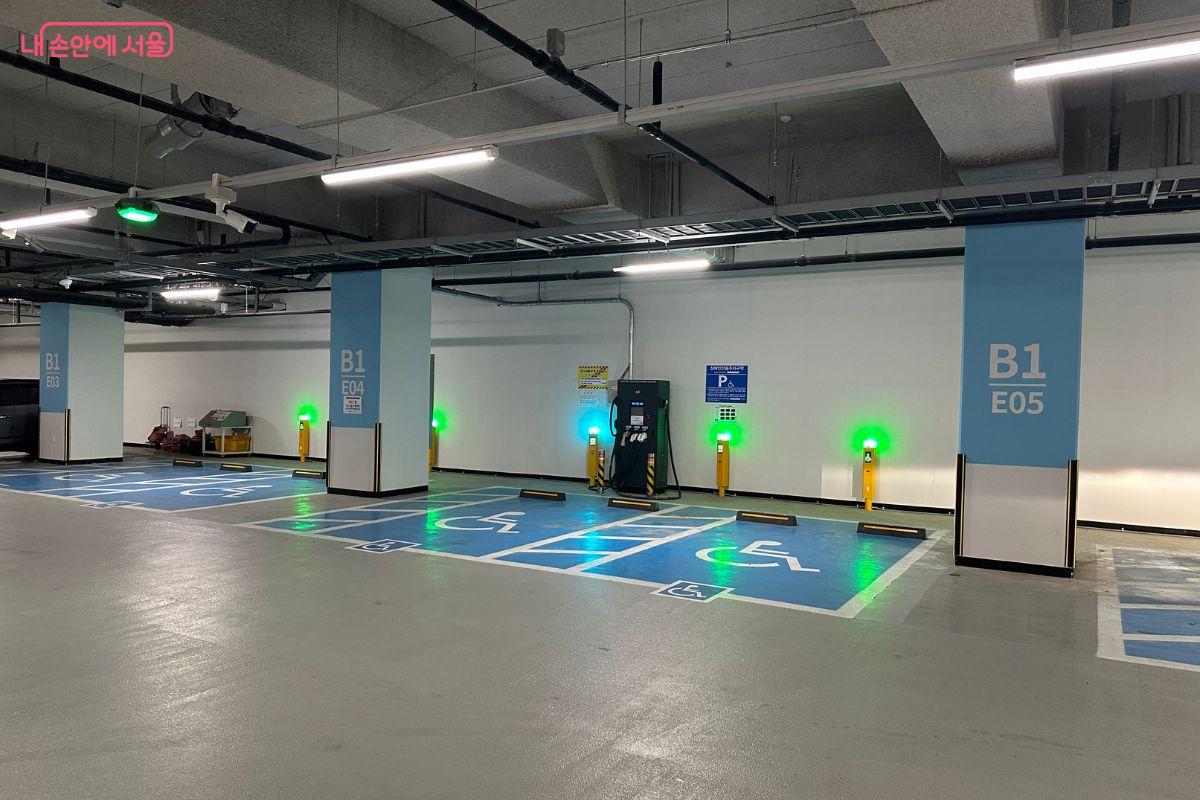 신청사로 지어져서 주차공간도 확보됐다. ©김재형