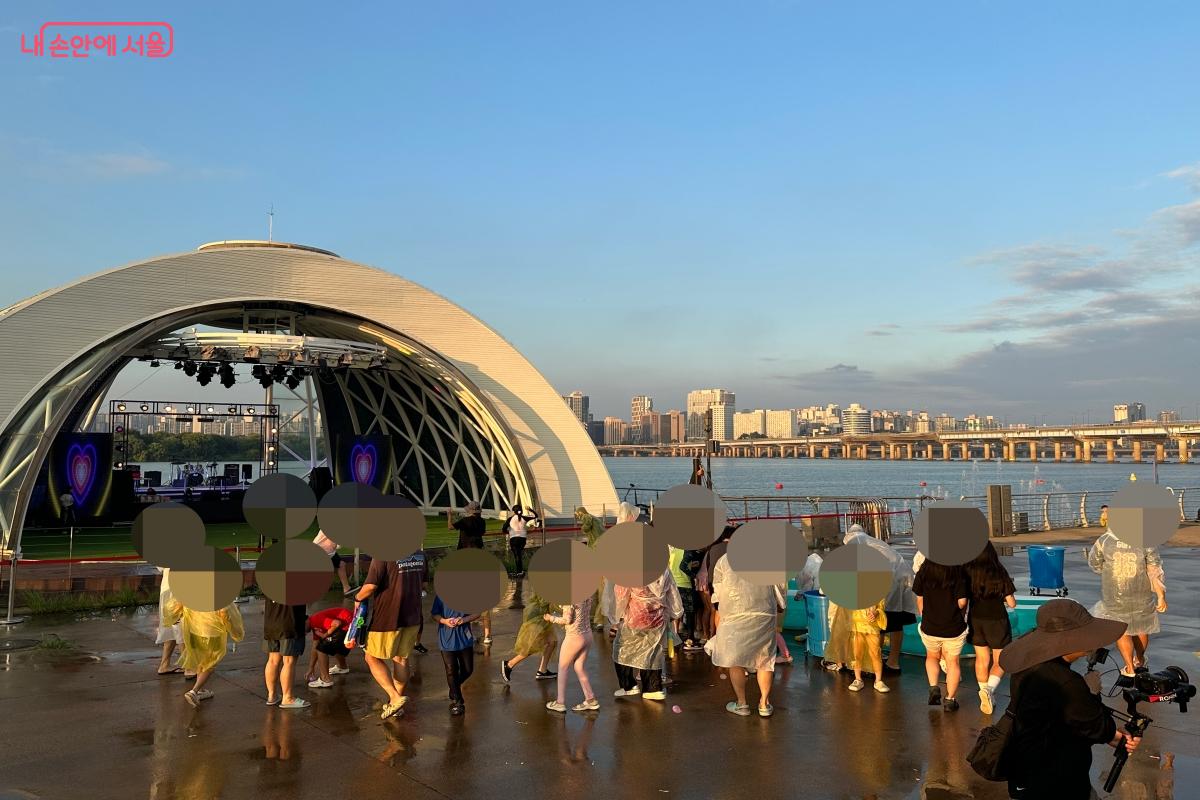 물풍선 터뜨리기 행사도 진행됐다. &copy;강다영