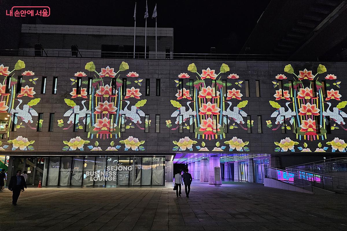 회화 작가 최수인과 미디어아트 작가 김혜경이 협업한 &lsquo;회화와 미디어 콜라보전&rsquo; &copy;이혜숙