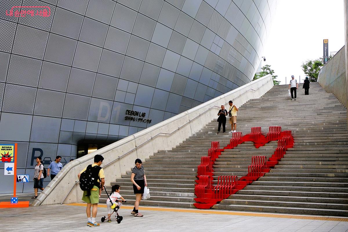 동대문역사공원역 1번 출구 어울림 광장 오른편에 자리한 DDP 포토 스팟 명소 ©이봉덕