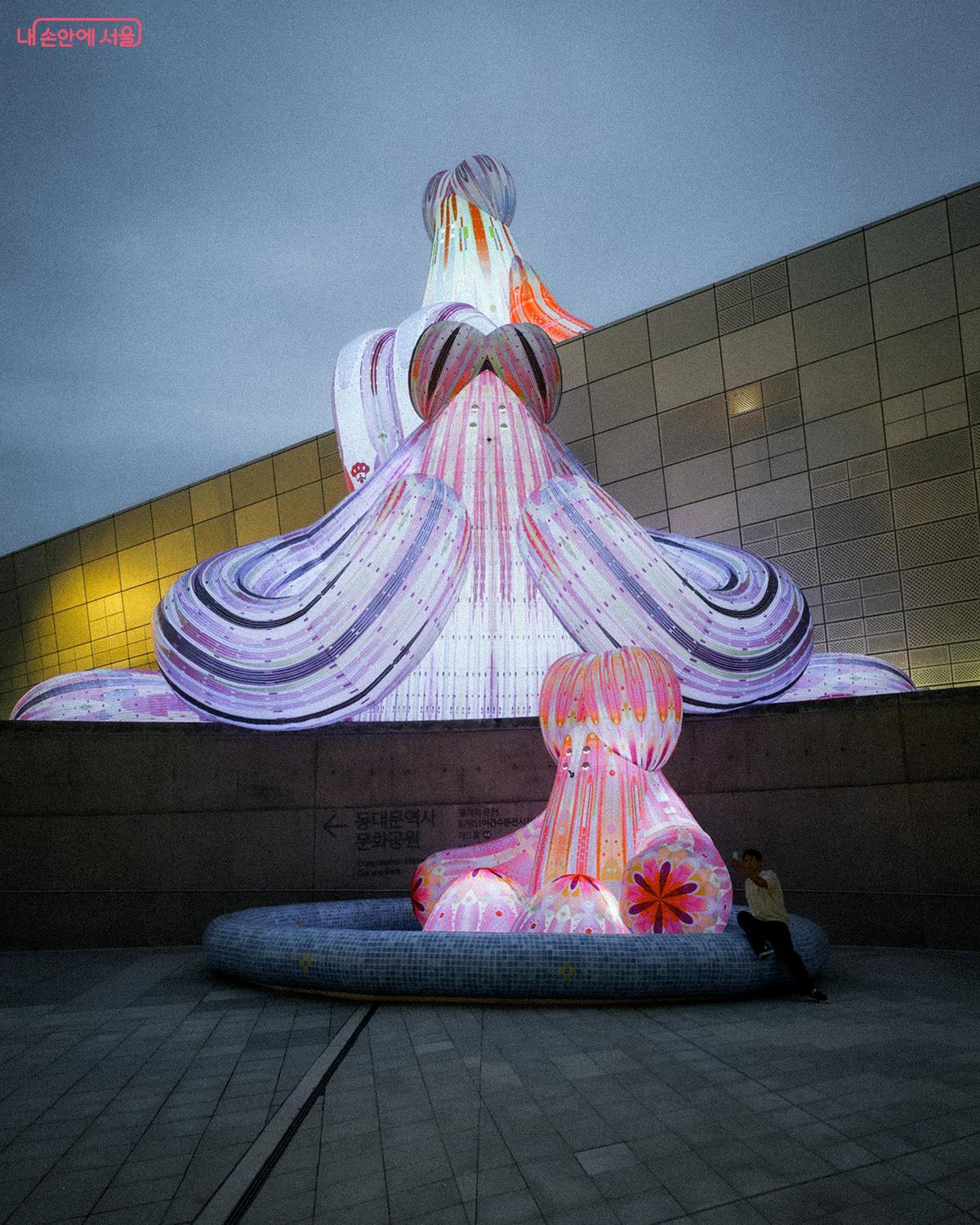 ‘Pool Teacher’는 물과 빛이 어우러진 공공 놀이형 예술 작품이다. ©김아름