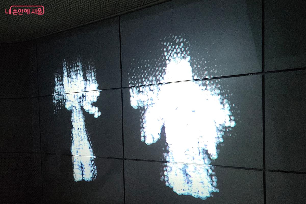 관람객의 움직임에 반응하는 미디어아트 'Rhythm in Droplets' &copy;김현진