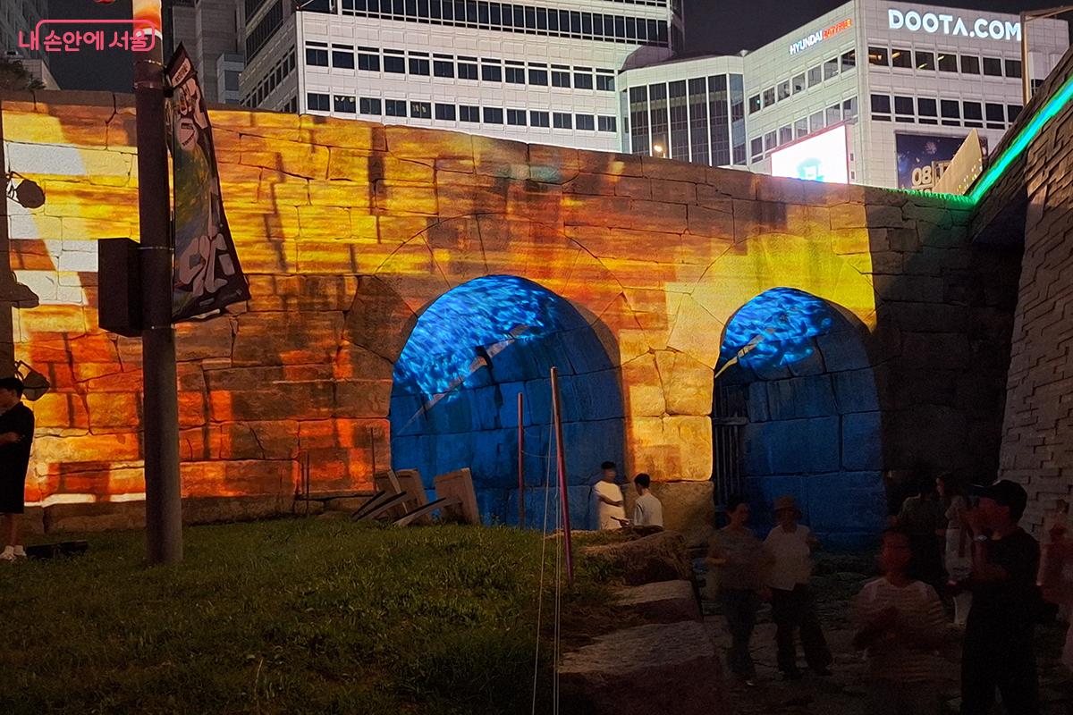 이간수문 위로 빛과 물이 조화를 이룬 레이저아트가 화려하게 펼쳐진다. ©이혜숙