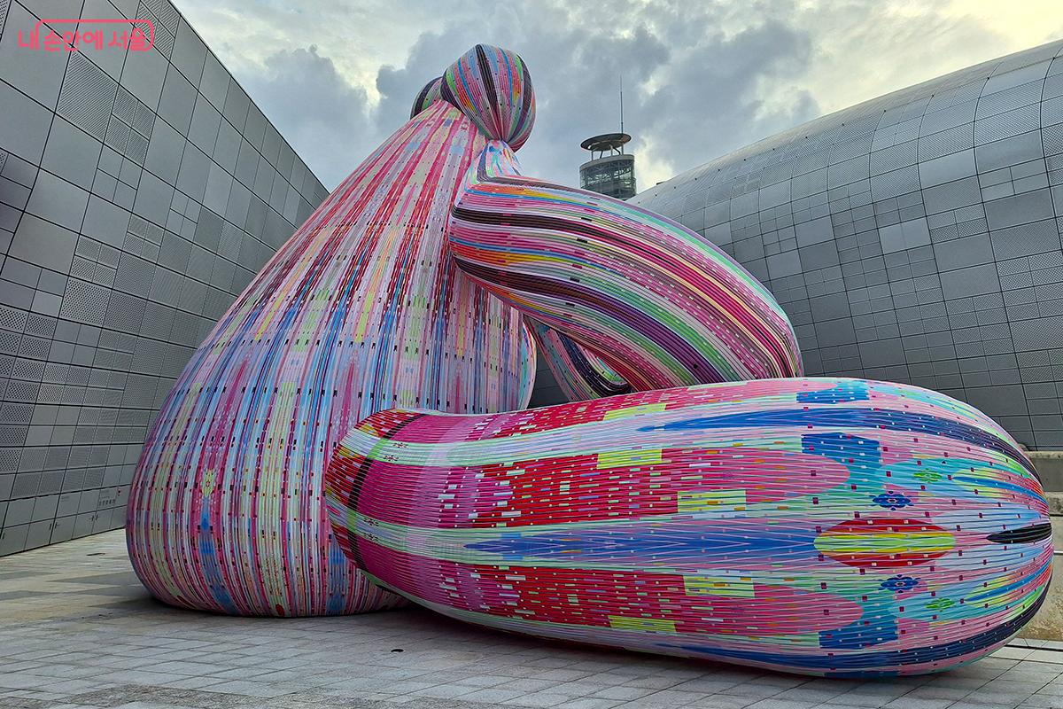 이번에 선보인 'Pool Teacher(풀 티처)'는 관객의 움직임에 반응해 빛과 소리, 물줄기로 대답하는 인터랙티브 벌룬 조형물이다. ©정향선