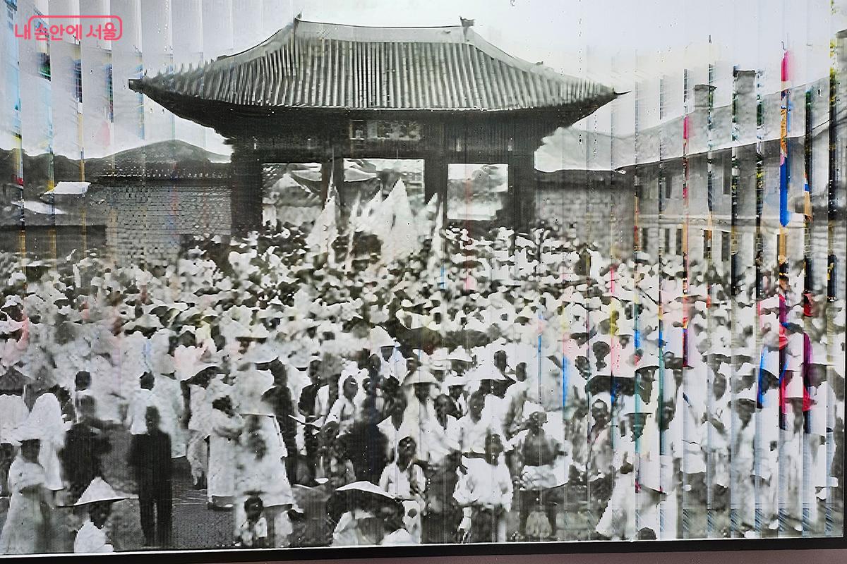 '리포토그래피' 기법으로 표현된 1897년 명성황후 장례식 때 덕수궁 대안문 광경 ©정향선