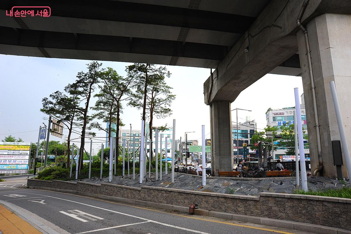 어둡고 침침했던 석계역 고가 하부 공간이 매력 만점 정원으로 변신했다.  ©조수봉