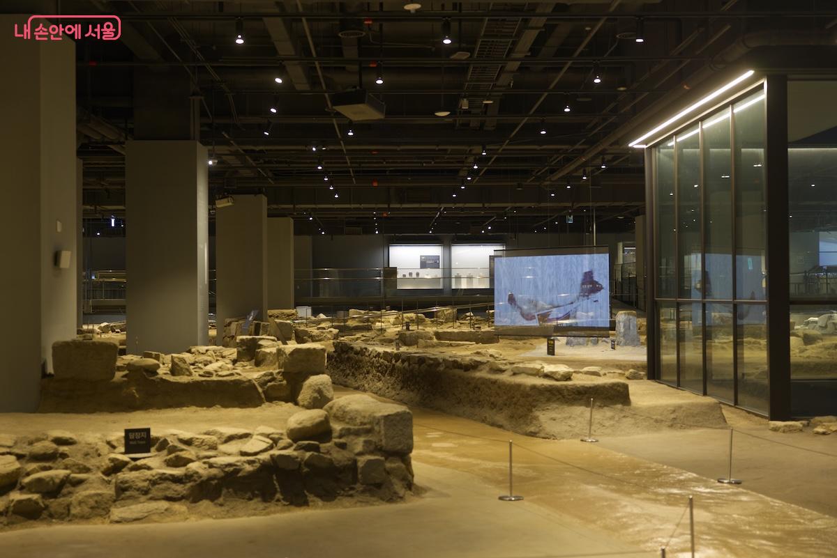 일부 전시 구간들은 실제 보존되어 있는 골목길을 걸어볼 수도 있는 구조다. &copy;임중빈