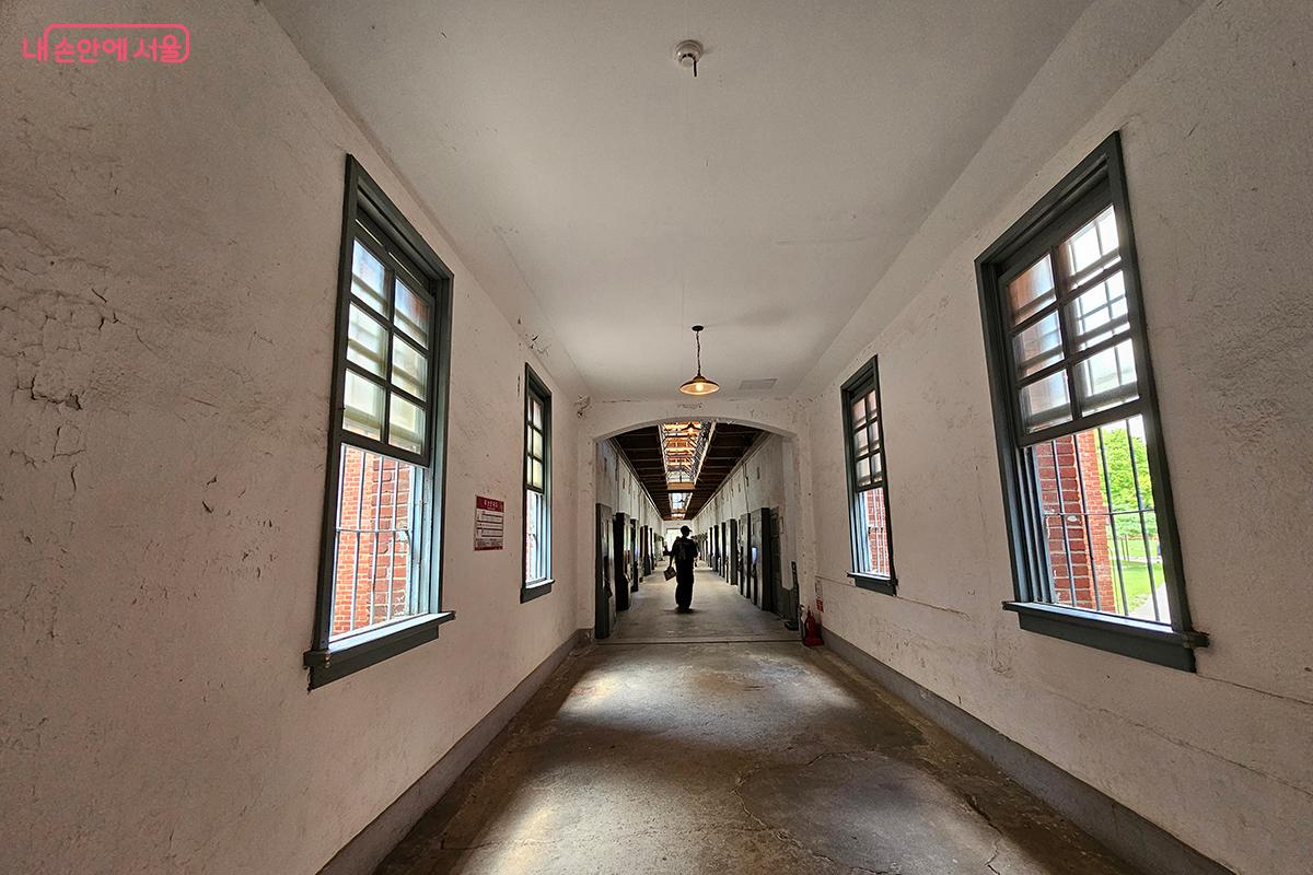 낮 시간에 운영되는 역사 투어 코스는 시민들이 무더위를 피해 편안하게 동참할 수 있도록 실내 위주로 구성했다. ©이혜숙