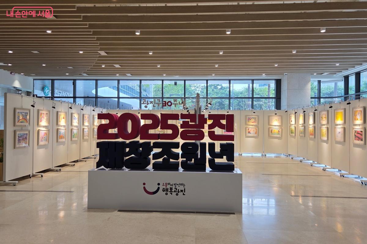 작품 하나하나 천천히 감상하며 여유를 찾아보자. &copy;김미선