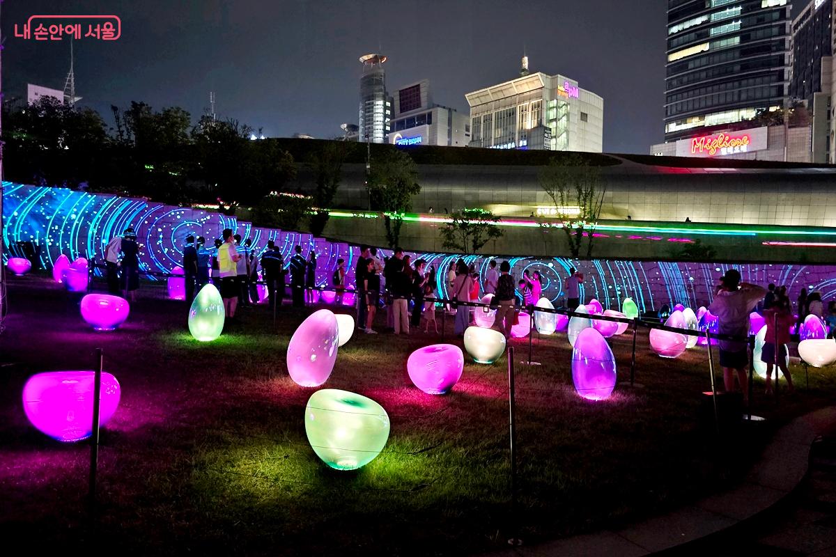 DDP가 품은 한양 성곽 일대를 따라 펼쳐지는 미디어아트 ©김윤경