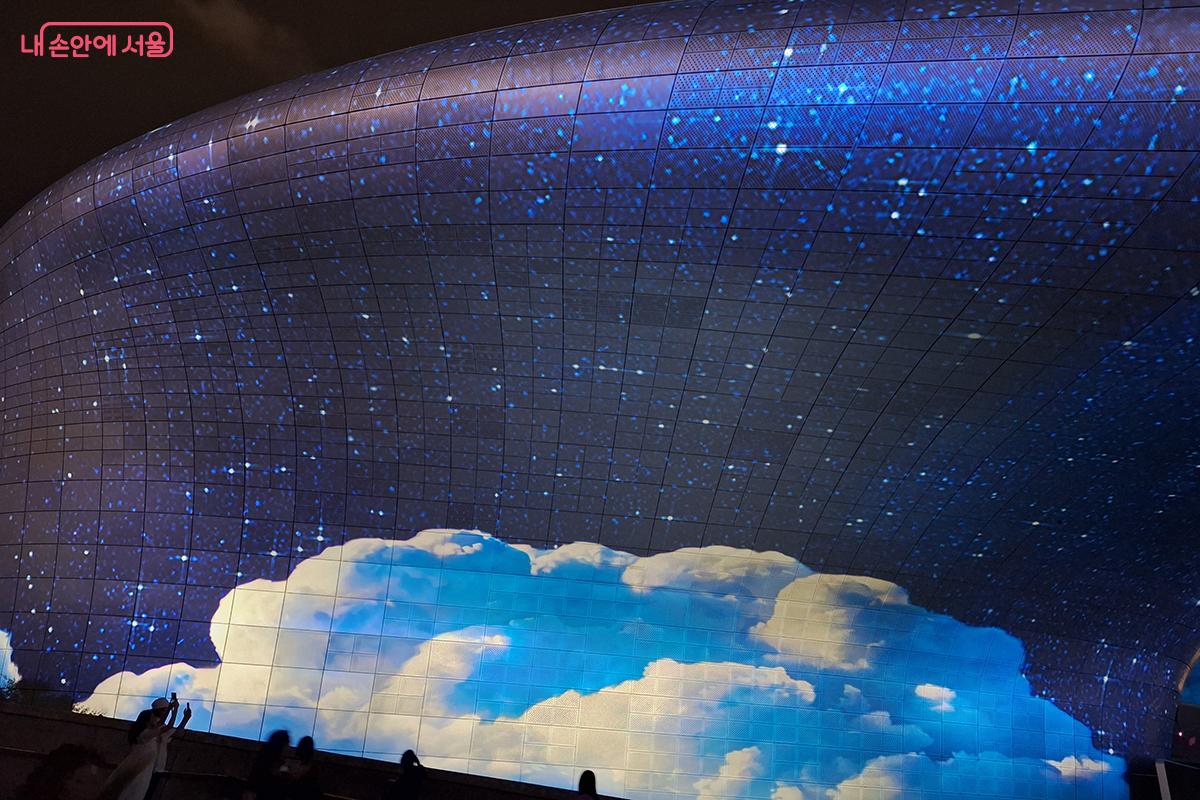 최세훈 작가가 구현한 'The Valley and the Light(더 밸리 앤 더 라이트)'는 기억과 꿈이 교차하는 순간을 몽환적인 분위기로 나타낸다. ©정향선 