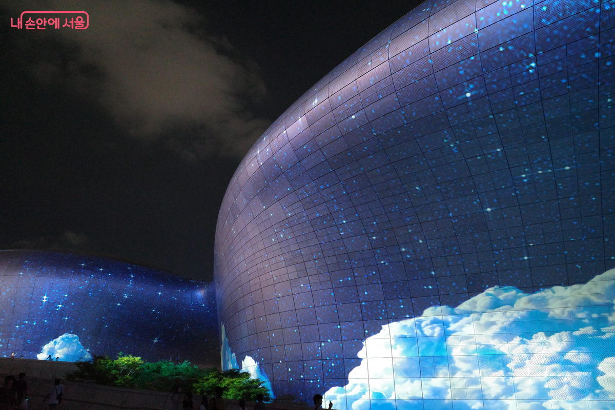 몽환적인 분위기를 선사하는 최세훈 작가의 미디어파사드 ©김미선