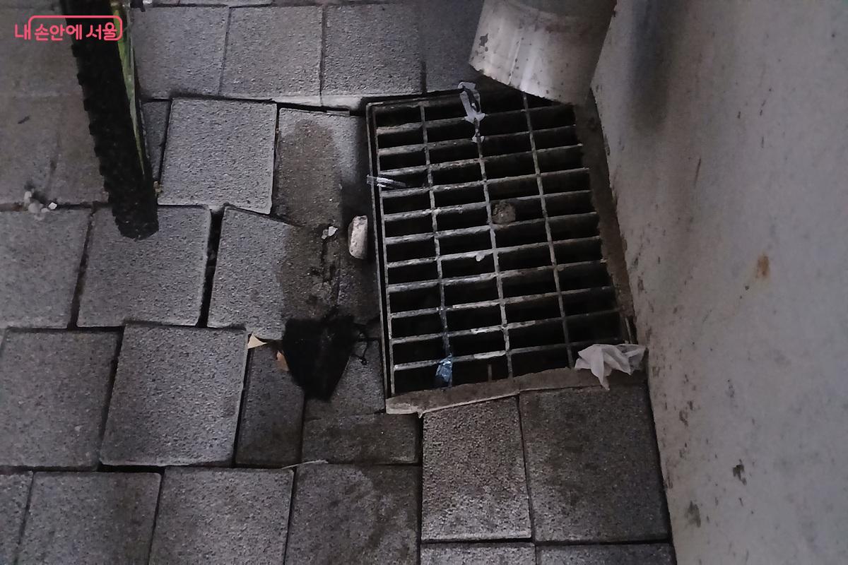 배수가 잘 안 되는 빗물받이는 큰 피해를 일으킬 수 있다. ©유지민