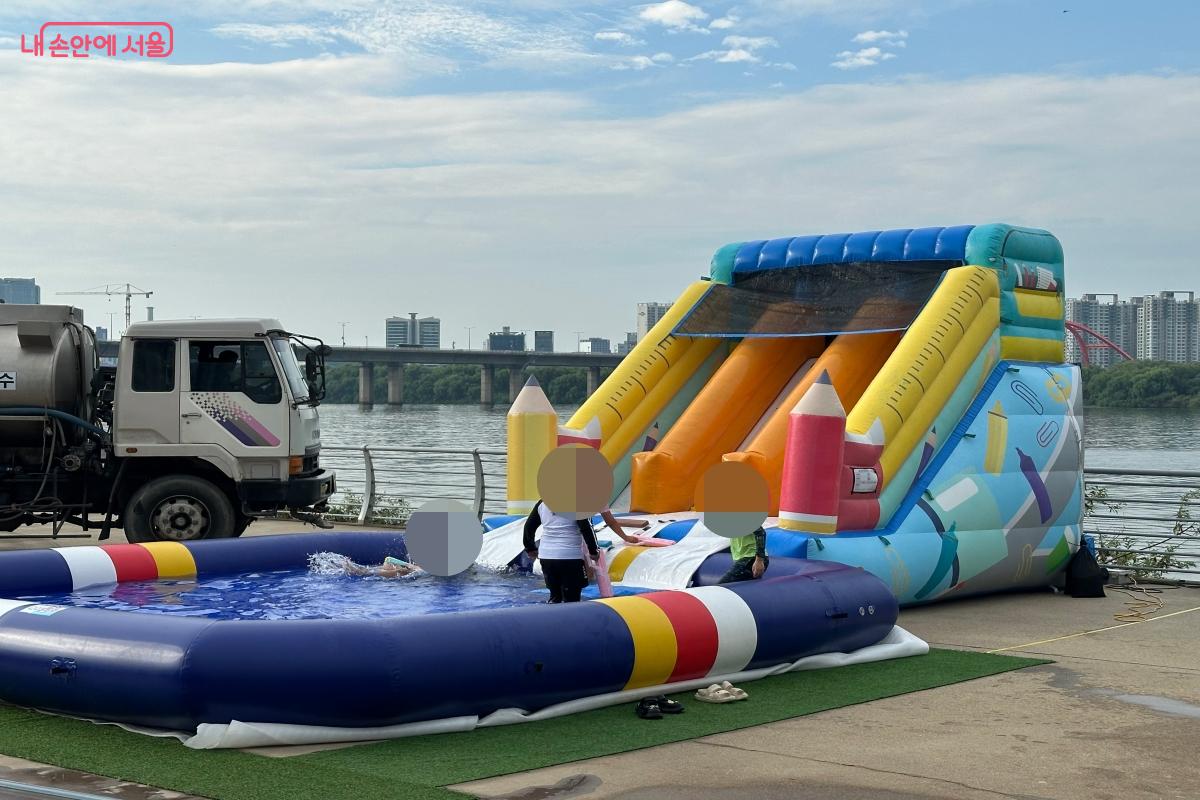 대형 워터 슬라이드도 마련되었다. &copy;강다영