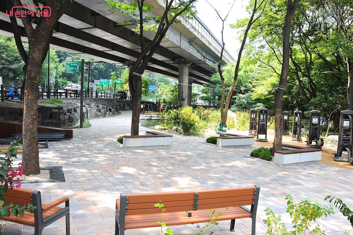 정릉천 내부순환로 하부에 조성된 그린아트길 ⓒ조수봉