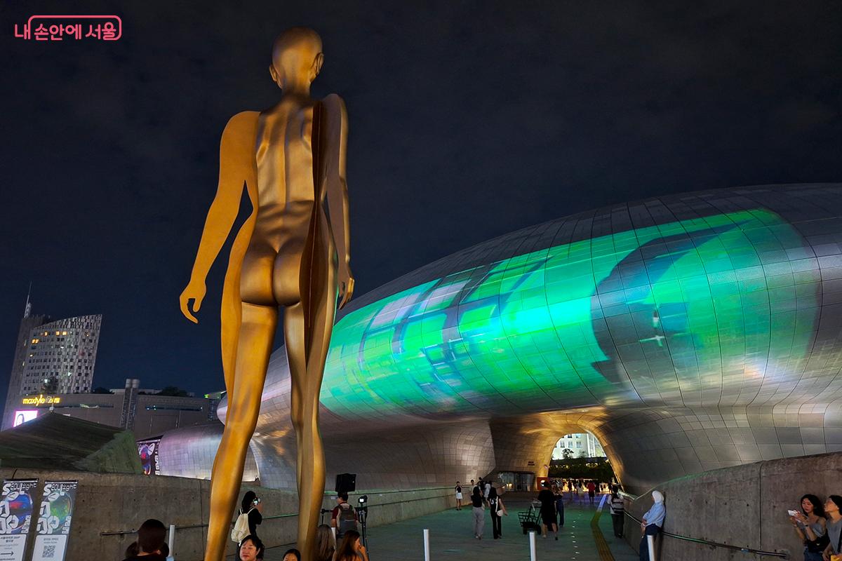 수많은 국내외 관광객들이 ‘서울라이트 DDP 2025 여름’를 찾았다. ©이혜숙