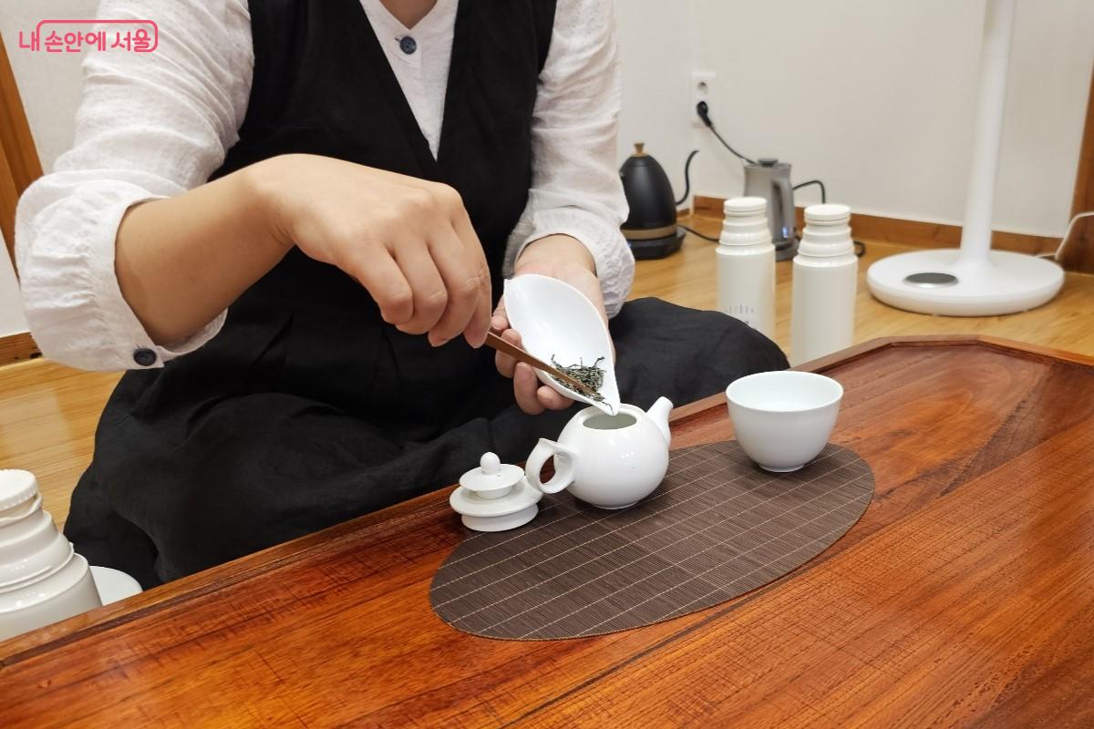 다관에 맛과 향이 훌륭한 유기농 세작 녹차를 담았다. ©최정윤