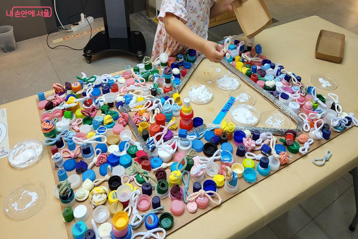 버려진 병뚜껑과 페트병 등으로 체험하는 &lsquo;병뚜껑 챌린지&rsquo; &copy;권수진