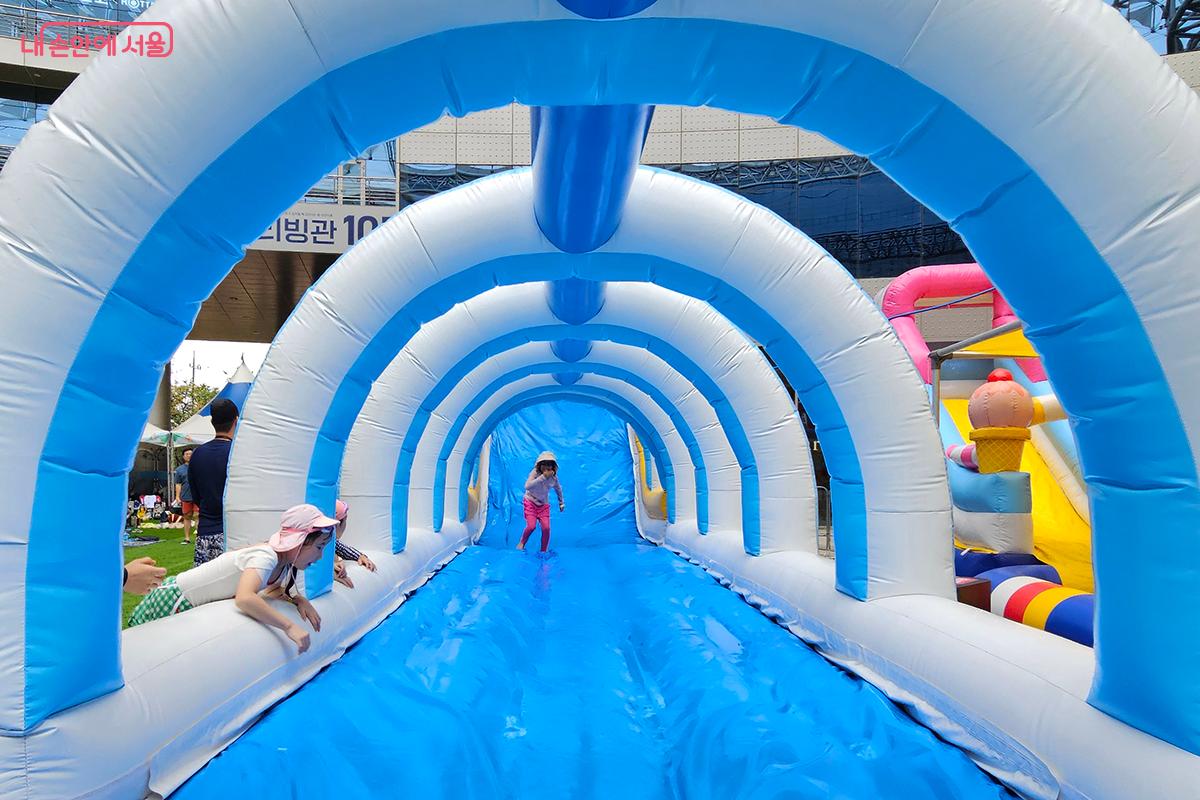 푸른 하늘 아래 시원한 물줄기가 햇빛에 반짝이는 모습이 한여름 도심 속 작은 휴양지 같다. ©이혜숙