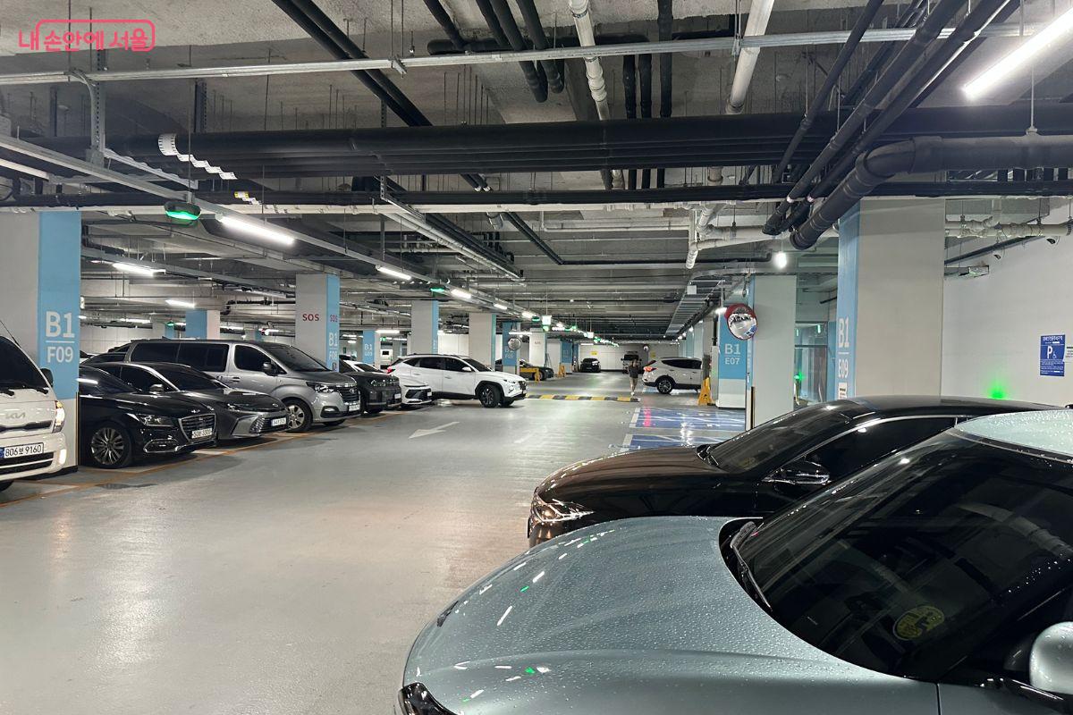 지하 2~3층에 대규모 주차장을 마련했다. ©김재형