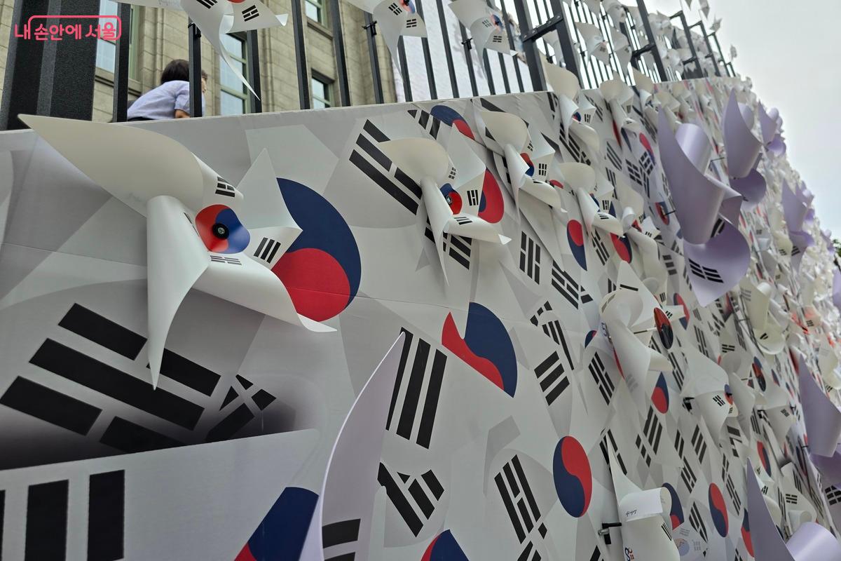 서울도서관 앞에 마련된 ‘태극기 언덕’에는 태극기가 장관을 이루고 있다. ©김은주