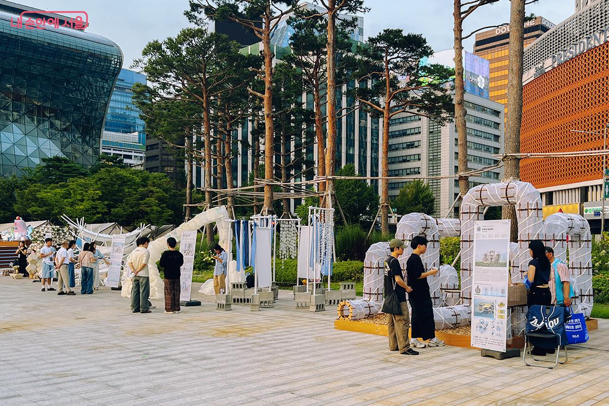 서울광장 둘레에는 8월 27일까지 ‘제14회 UAUS(대학생건축과연합회) 파빌리온 기획전시’가 진행 중이다. ©김아름