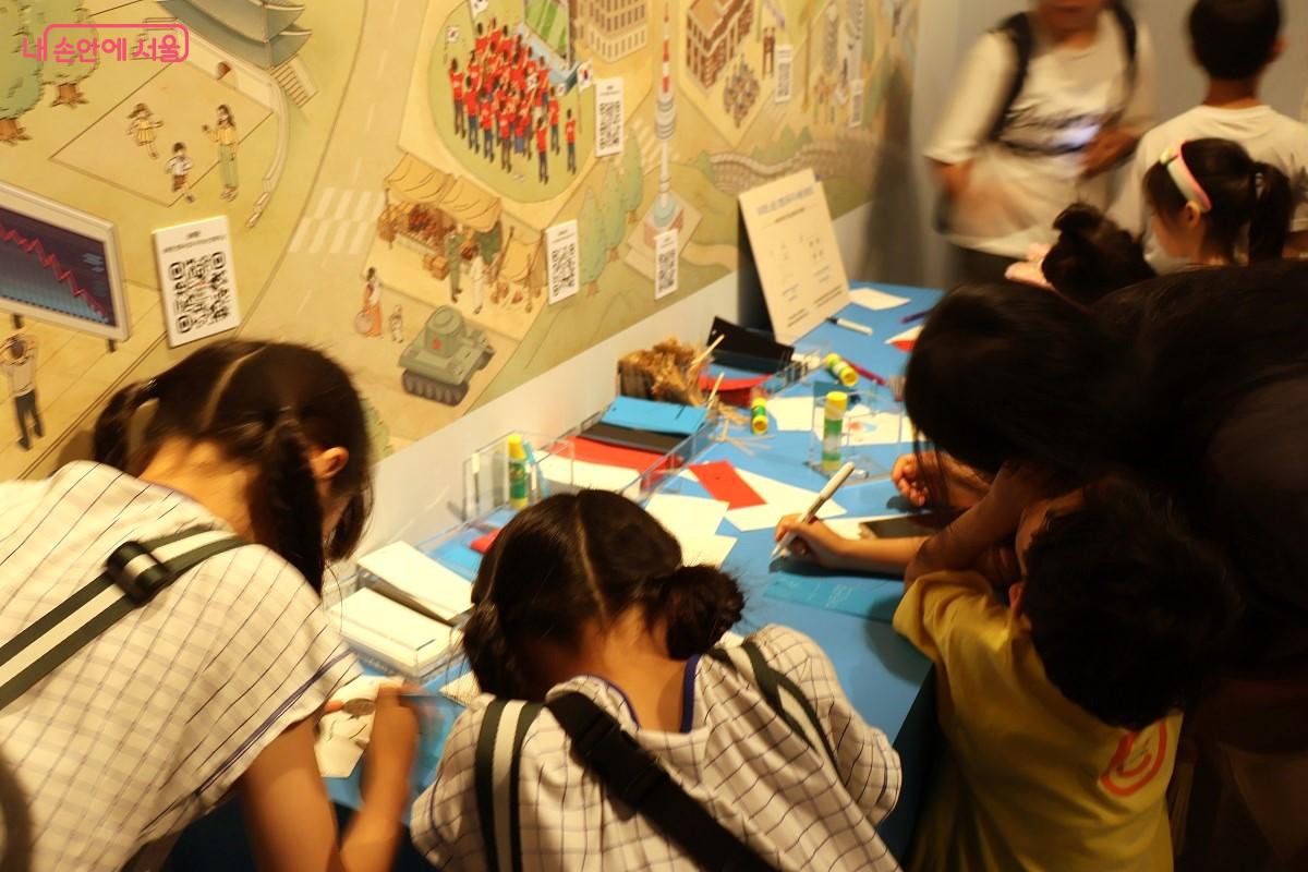 박물관에서 다양한 체험 학습에 즐겁게 참여하고 있는 어린이들 ©이봉덕