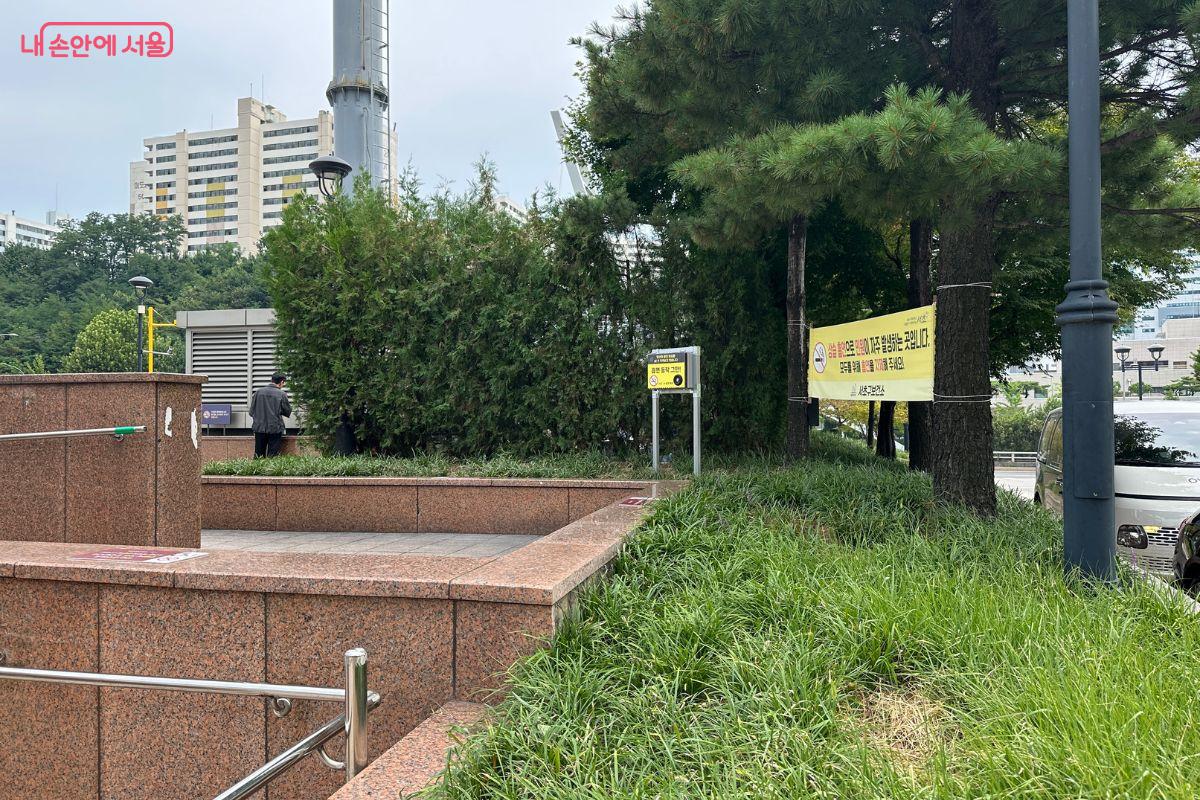 고속터미널역 3번 출구 보행자통로 앞, '서초 AI 흡연 제로’ 기기가 세워져 있다. ©김재형