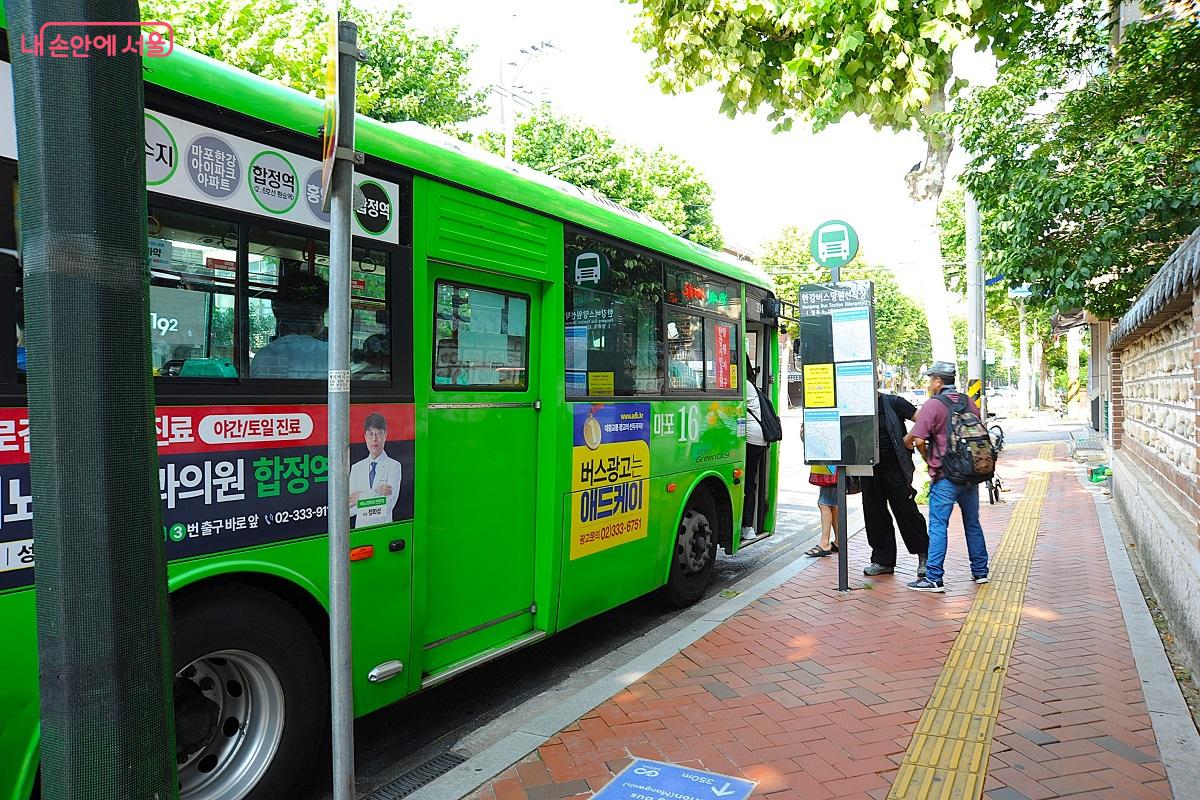 망원나들목 인근 신설 버스 정류장에 마포16번 마을버스와 7716·8775 지선버스가 연계 운행을 시작했다. ©조수봉