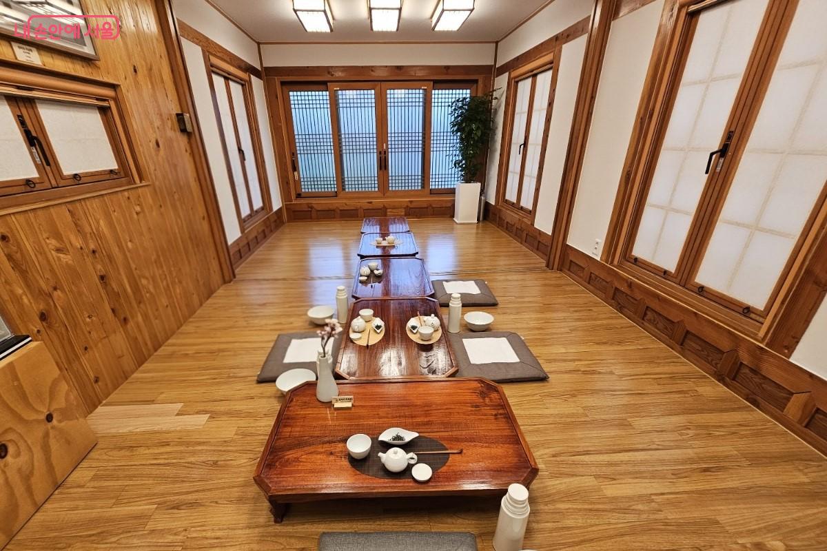 1층, 차를 체험할 수 있는 좌식 공간 '온정다실' ©최정윤