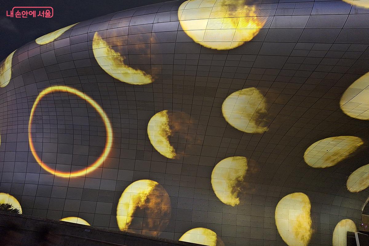 'Moon Cycle(문 싸이클)'은 OpenAI의 영상 생성 플랫폼 ‘소라(Sora)’를 활용해 제작되었으며, 인공지능이 단순한 도구를 넘어 창작의 파트너로 확장되는 가능성을 보여준다. ©정향선