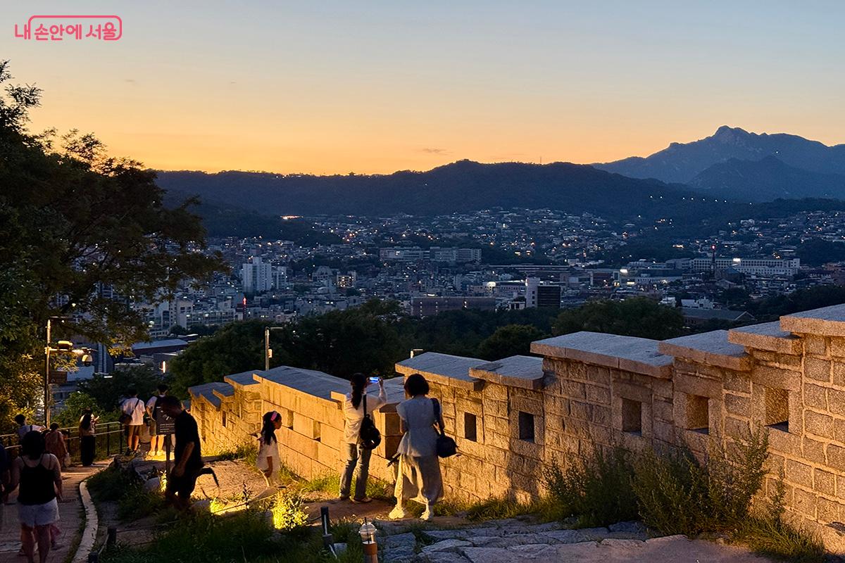 밤이되면 노란 조명이 성곽길을 비춰 분위기를 더욱 자아낸다 ©김미정